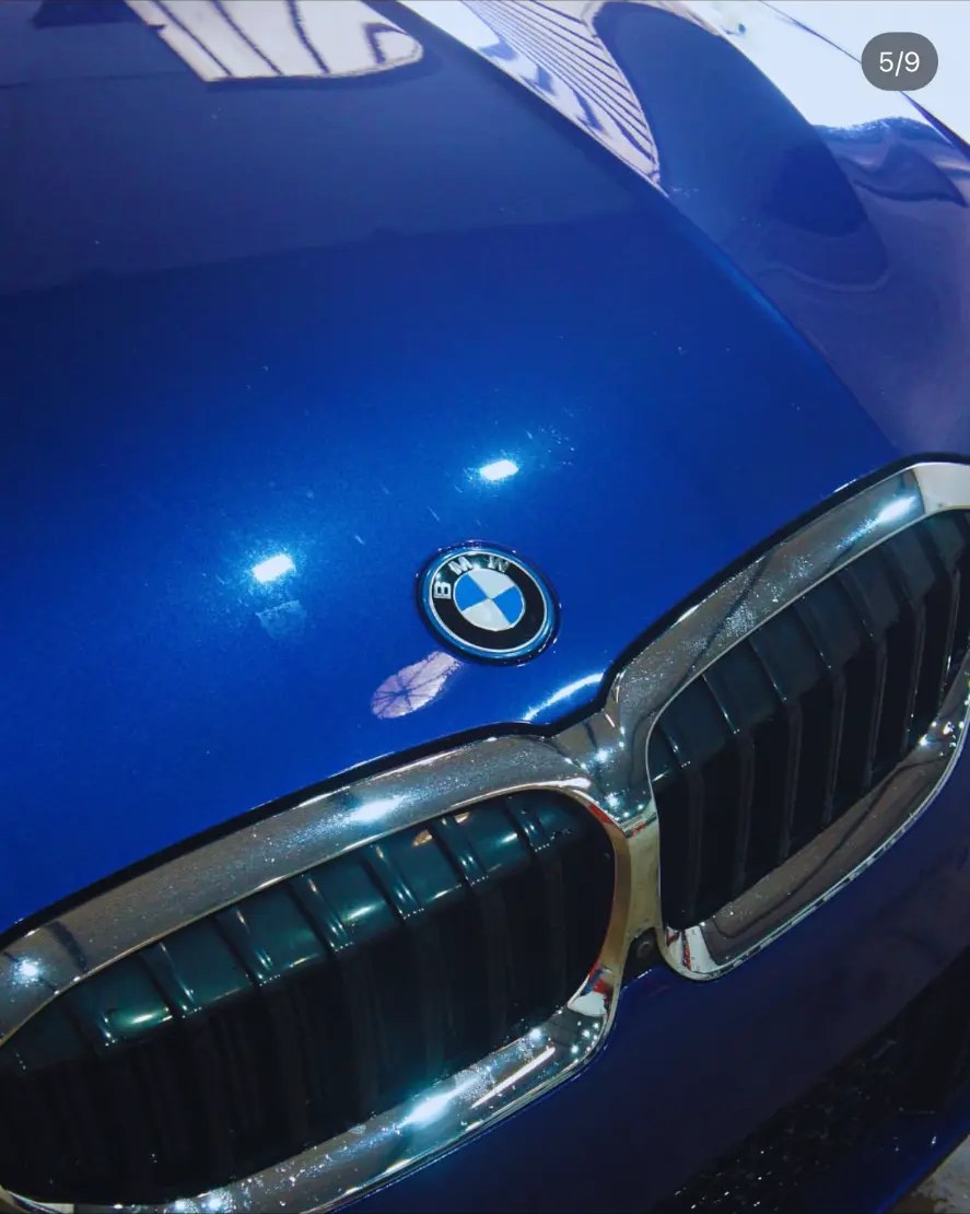 Capô e grade do BMW azul com acabamento espelhado